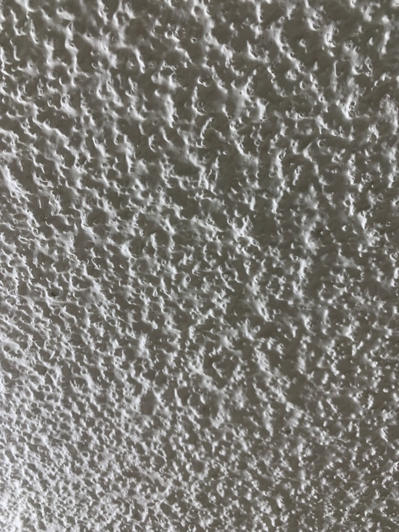 這看起來是含有石綿的天花板嗎