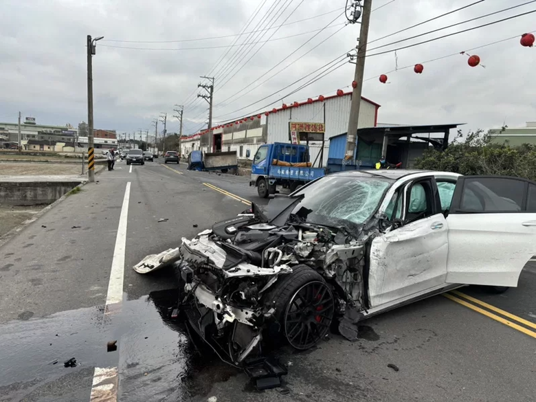 白賓超車失敗，撞路旁貨車，車頭全毀