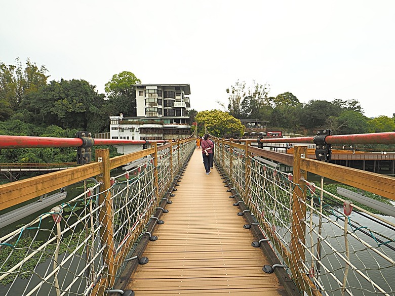 峨眉湖步道、細茅埔吊橋、富興老街、大自然文化世界、世界幸福咖啡總店-快樂咖啡坊，外掛關西一銀麵 — 浪漫臺三線之新竹峨眉湖半日行旅