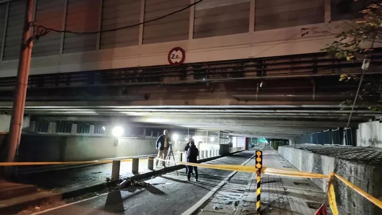 重大意外，遊覽車撞涵洞被削頂，一死14傷