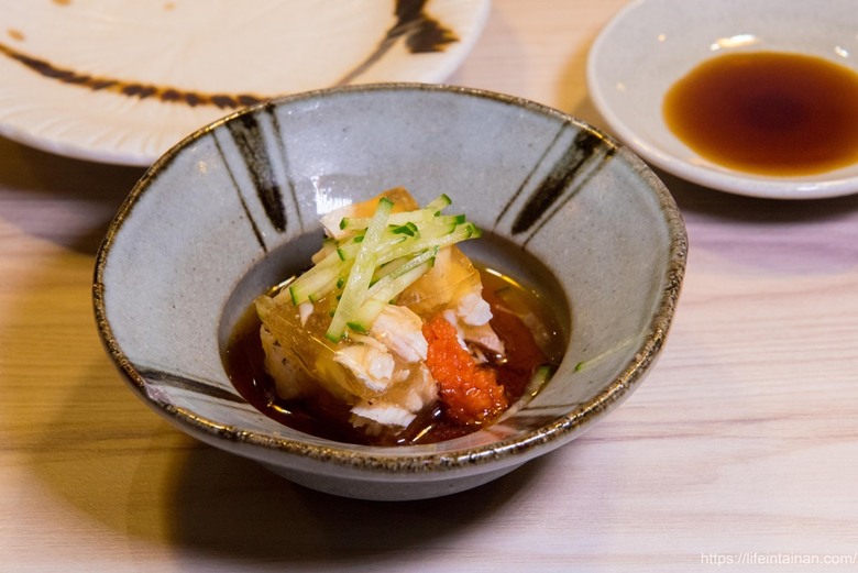 【臺南美食】台南預約制無菜單料理，坐在板前看料理長現場製作割烹料理，提供板前座位及包廂空間~鮨本味 - 南人幫