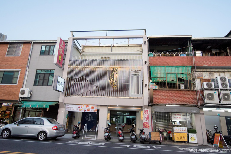 【臺南美食】清明期間限定4~6人份潤餅套餐(需預約),把烤鴨、烏魚子、海陸食材包進去,精緻型潤餅,還有平日外帶限定的外帶小鴨~玥圓坊潤餅三重奏 - 南人幫