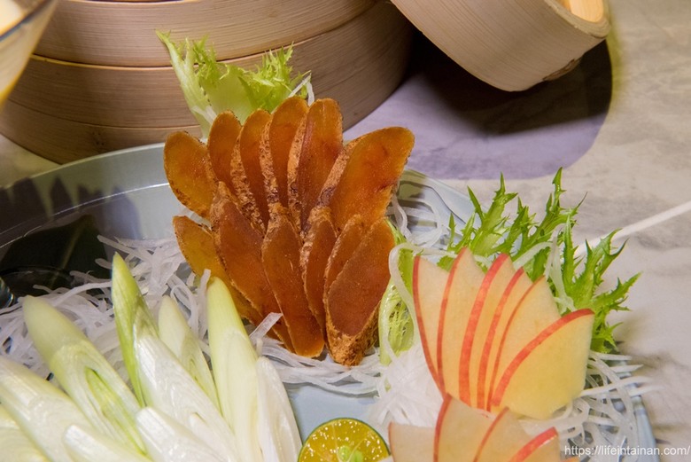 【臺南美食】清明期間限定4~6人份潤餅套餐(需預約),把烤鴨、烏魚子、海陸食材包進去,精緻型潤餅,還有平日外帶限定的外帶小鴨~玥圓坊潤餅三重奏 - 南人幫