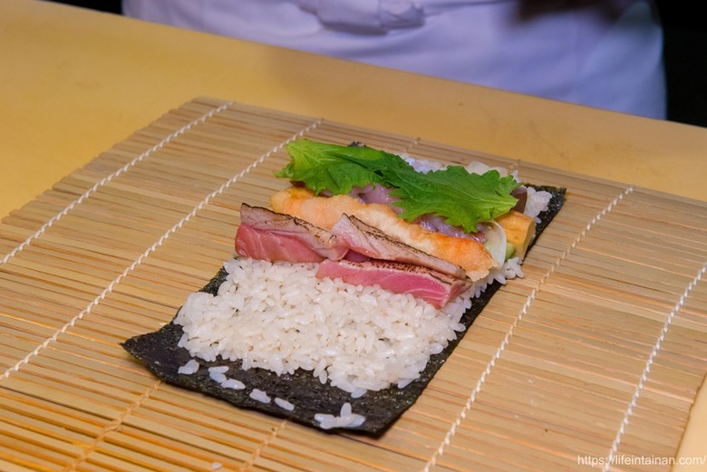 【臺南美食】台南預約制無菜單料理，坐在板前看料理長現場製作割烹料理，提供板前座位及包廂空間~鮨本味 - 南人幫