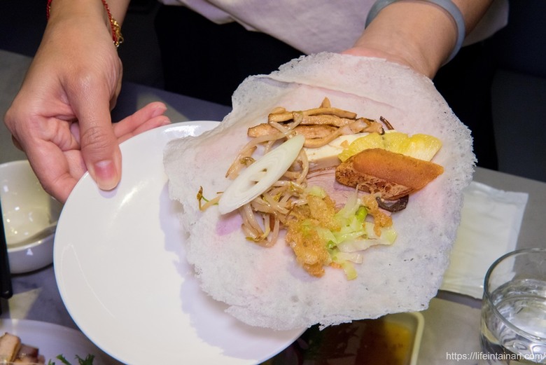 【臺南美食】清明期間限定4~6人份潤餅套餐(需預約),把烤鴨、烏魚子、海陸食材包進去,精緻型潤餅,還有平日外帶限定的外帶小鴨~玥圓坊潤餅三重奏 - 南人幫
