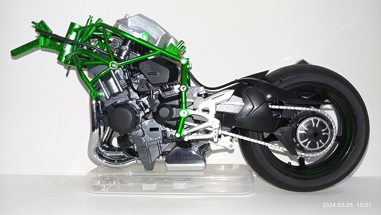 點我看大圖 【模型新手也能輕鬆組 Part1】MENG 1/9 KAWASAKI H2 悅色版 重機模型