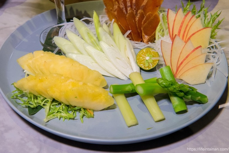 【臺南美食】清明期間限定4~6人份潤餅套餐(需預約),把烤鴨、烏魚子、海陸食材包進去,精緻型潤餅,還有平日外帶限定的外帶小鴨~玥圓坊潤餅三重奏 - 南人幫