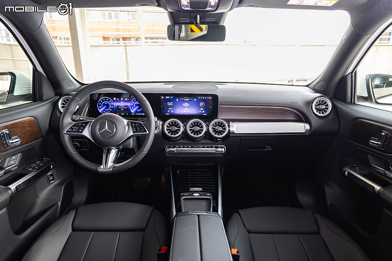 Mercedes-Benz EQB 250+、300 4MATIC小改款試駕|配備、續航有感進步,新動力更展現高CP值!