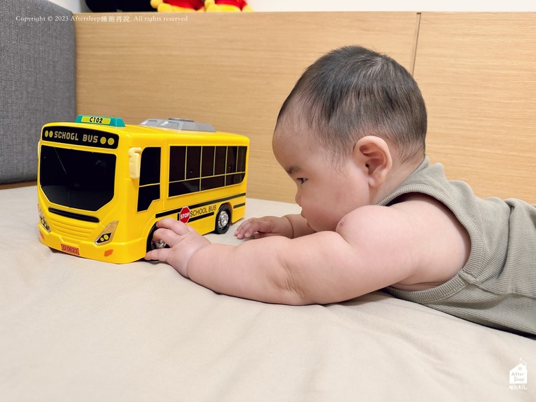 點我看大圖 從AMAZON買玩具給小糰|校車及飛機造型方向盤幼教玩具開箱
