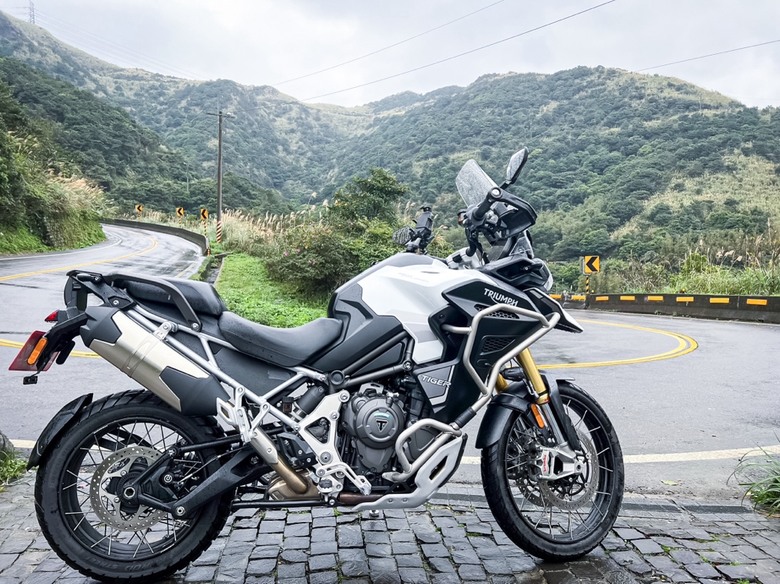 Triumph Tiger 1200 Rally Explorer寒流直上草山雷達站