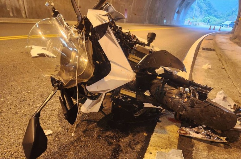 黃牌對撞遊覽車，騎士躺地先打卡