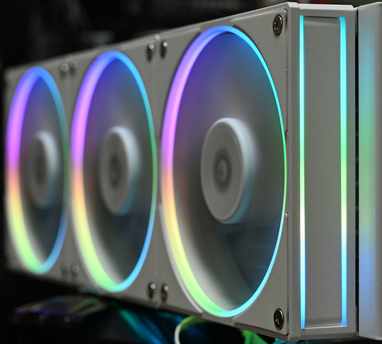 點我看大圖 ID-COOLING SL360 WHITE一體式水冷散熱器開箱