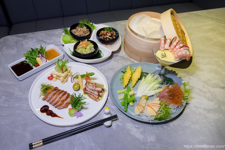 【臺南美食】清明期間限定4~6人份潤餅套餐(需預約),把烤鴨、烏魚子、海陸食材包進去,精緻型潤餅,還有平日外帶限定的外帶小鴨~玥圓坊潤餅三重奏 - 南人幫