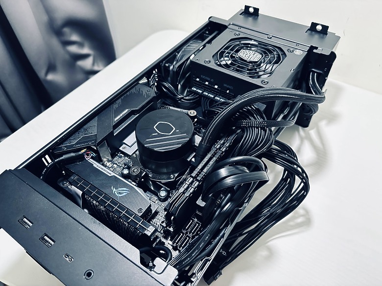 「立式高塔 itx 主機，賽博煙囪！」Cooler Master Ncore 100 Max 開箱分享～