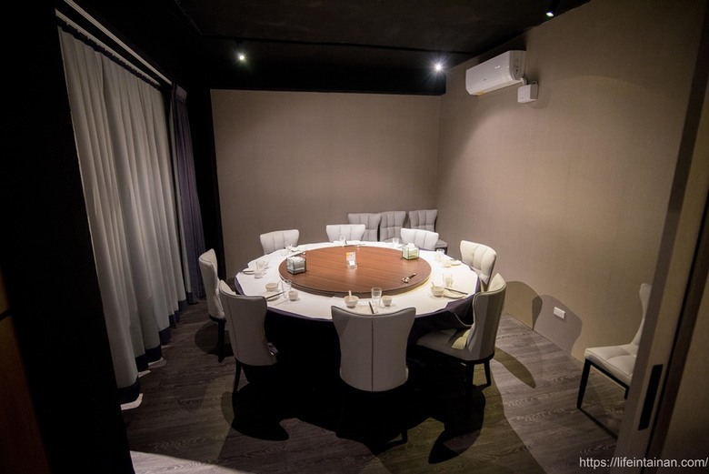 【臺南美食】清明期間限定4~6人份潤餅套餐(需預約),把烤鴨、烏魚子、海陸食材包進去,精緻型潤餅,還有平日外帶限定的外帶小鴨~玥圓坊潤餅三重奏 - 南人幫