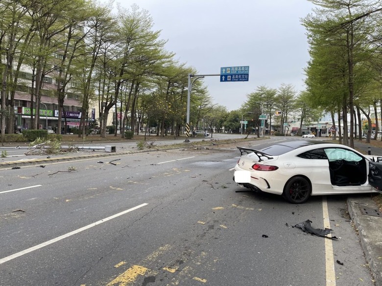 喝酒開白賓撞斷路燈，自稱閃車