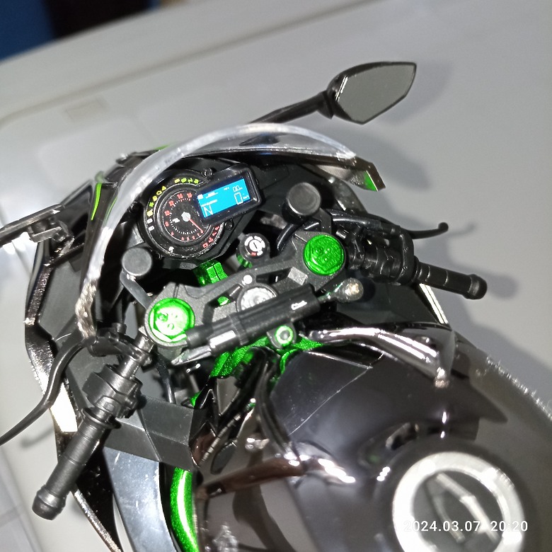 點我看大圖 【模型新手也能輕鬆組 Part1】MENG 1/9 KAWASAKI H2 悅色版 重機模型
