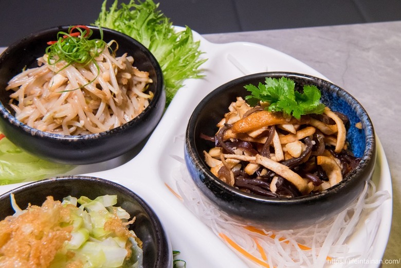 【臺南美食】清明期間限定4~6人份潤餅套餐(需預約),把烤鴨、烏魚子、海陸食材包進去,精緻型潤餅,還有平日外帶限定的外帶小鴨~玥圓坊潤餅三重奏 - 南人幫