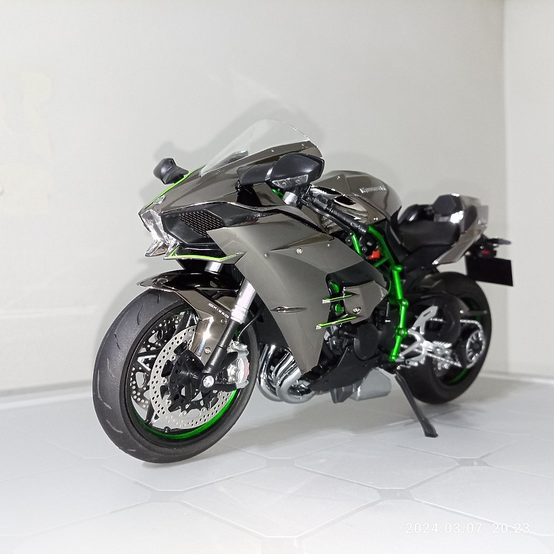 點我看大圖 【模型新手也能輕鬆組 Part1】MENG 1/9 KAWASAKI H2 悅色版 重機模型