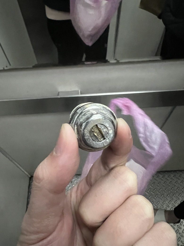 toto恆溫水龍頭，一字止水閥處漏水
