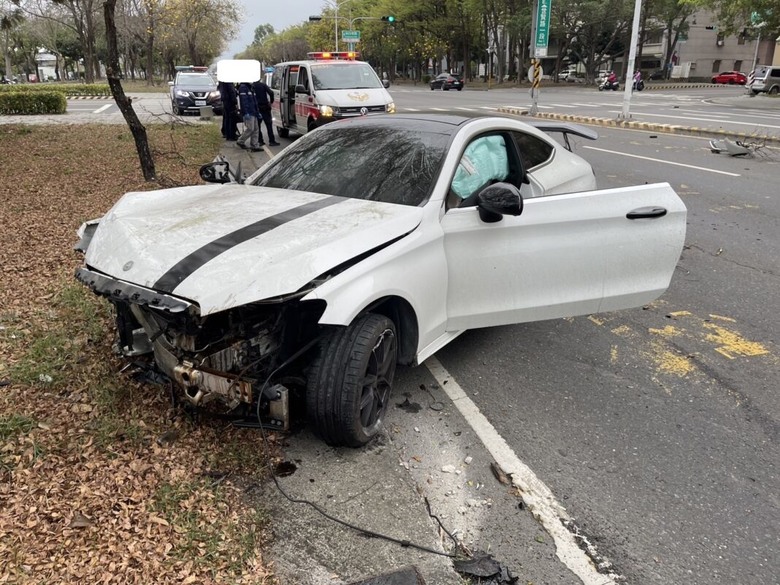 喝酒開白賓撞斷路燈，自稱閃車