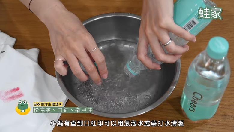 【實測】白衣去漬急救大全！沾染食物醬汁、血漬、化妝品，7種白衣清潔秘訣