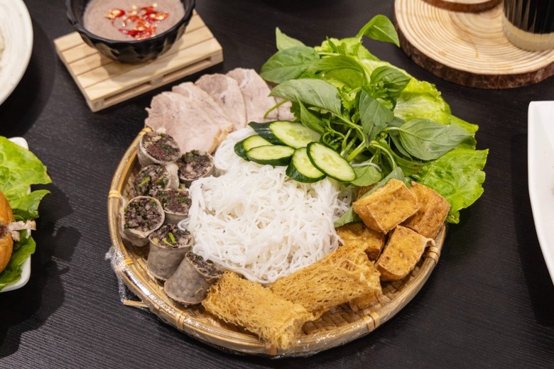 員林越南菜首選│正宗風味創意研發 「牛肉河粉」現點現沖！