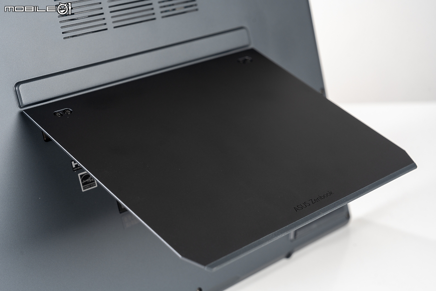 ASUS Zenbook DUO (2024) UX8406 測試報告｜保有最佳行動效能與續航的雙螢幕筆電