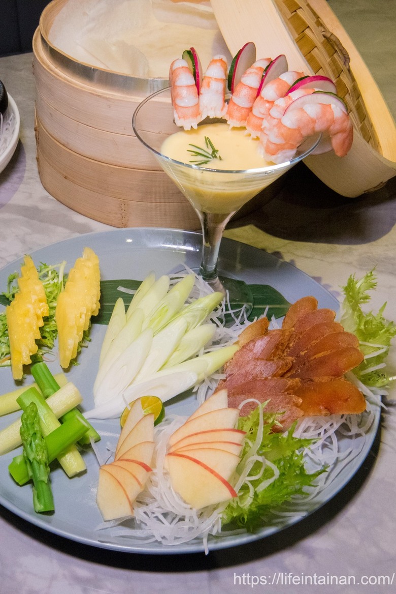 【臺南美食】清明期間限定4~6人份潤餅套餐(需預約),把烤鴨、烏魚子、海陸食材包進去,精緻型潤餅,還有平日外帶限定的外帶小鴨~玥圓坊潤餅三重奏 - 南人幫