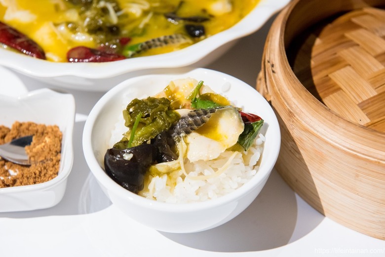 滿玥軒金湯酸菜黑魚~【臺南美食】在安平的中式料理餐廳“金湯酸菜黑魚”,客家酸菜與主廚金湯熬煮,再搭配烤鴨和經典菜色魚躍龍門4人套餐 - 南人幫