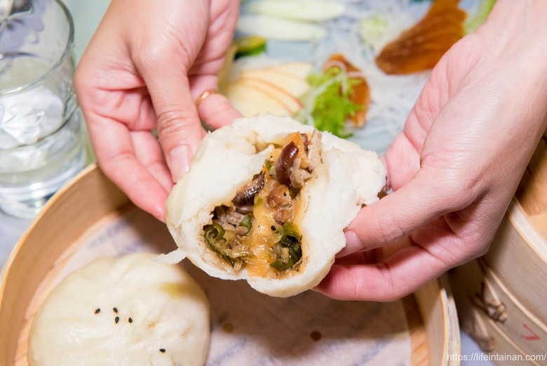 【臺南美食】清明期間限定4~6人份潤餅套餐(需預約),把烤鴨、烏魚子、海陸食材包進去,精緻型潤餅,還有平日外帶限定的外帶小鴨~玥圓坊潤餅三重奏 - 南人幫