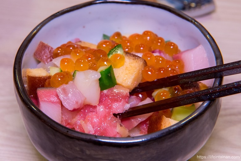 【臺南美食】台南預約制無菜單料理，坐在板前看料理長現場製作割烹料理，提供板前座位及包廂空間~鮨本味 - 南人幫