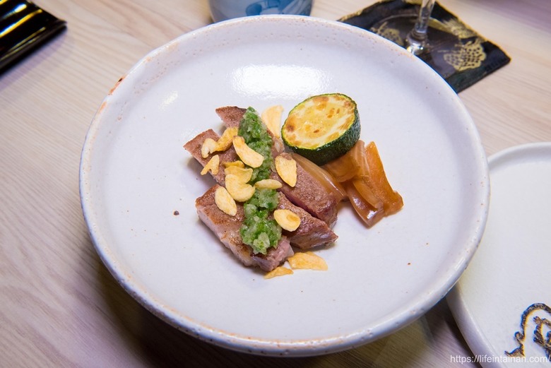 【臺南美食】台南預約制無菜單料理，坐在板前看料理長現場製作割烹料理，提供板前座位及包廂空間~鮨本味 - 南人幫