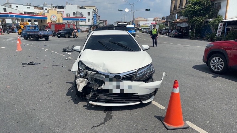 台東自小客撞救護車