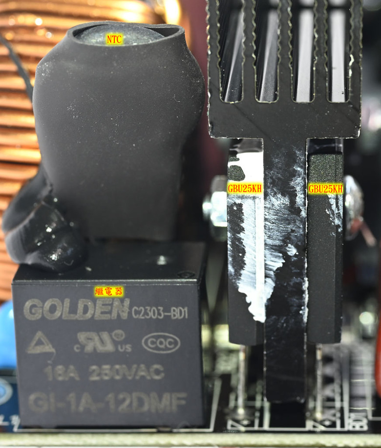 點我看大圖 thermaltake TOUGHPOWER GF A3 ATX 3.0 1050W金牌全模組化電源開箱