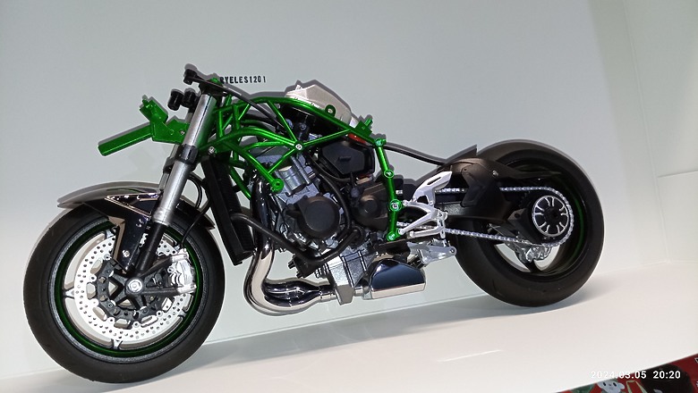 點我看大圖 【模型新手也能輕鬆組 Part1】MENG 1/9 KAWASAKI H2 悅色版 重機模型