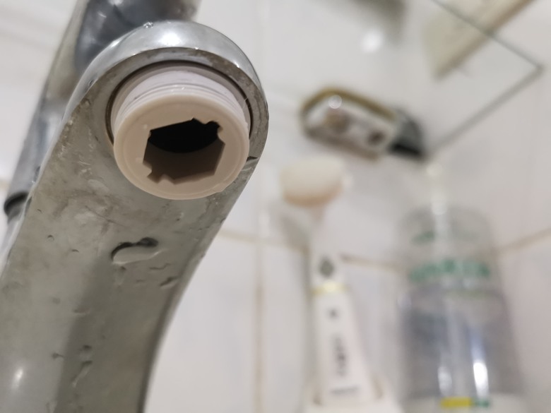 (已解決)求救~水龍頭轉接環怎麼拆??