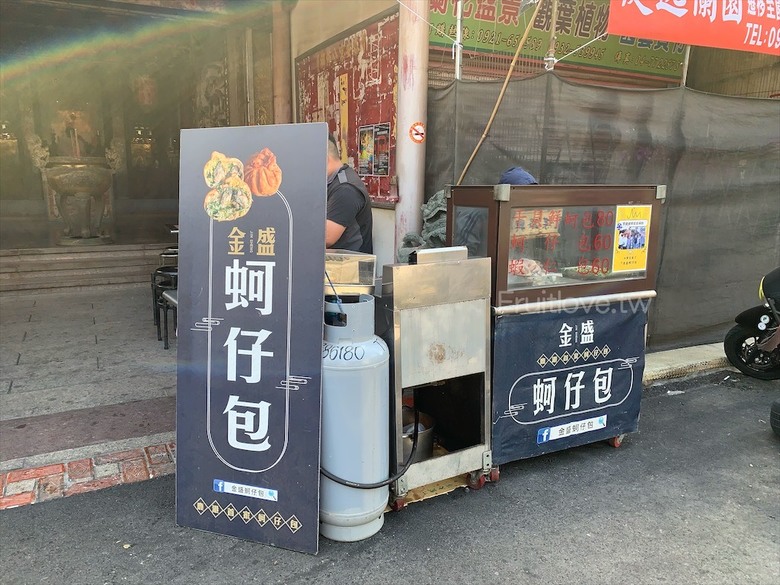 不能錯過的蚵仔包，外皮酥脆，內餡包滿，鮮蚵飽滿鮮甜