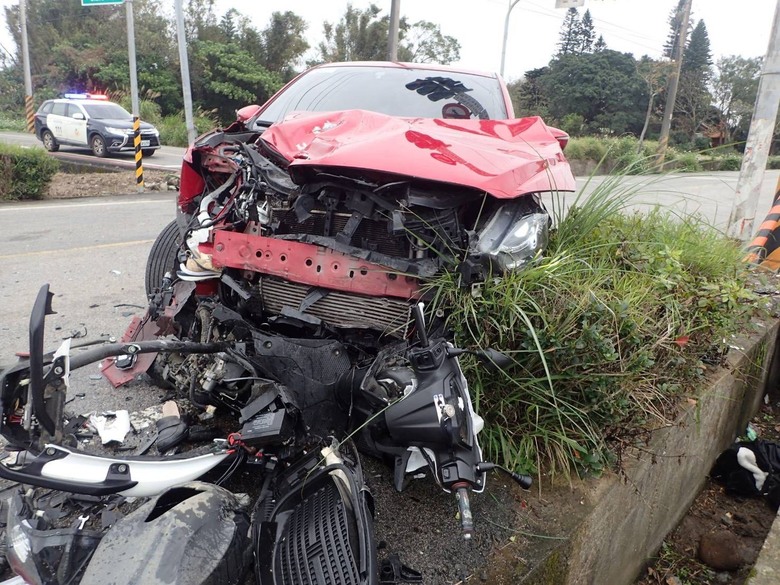 桃園17歲少年無照雙載撞闖紅燈轎車 噴飛重摔釀1死1傷