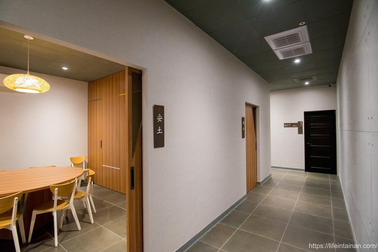 【臺南美食】台南預約制無菜單料理，坐在板前看料理長現場製作割烹料理，提供板前座位及包廂空間~鮨本味 - 南人幫