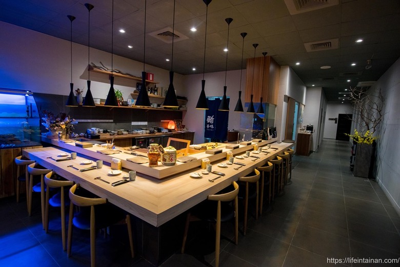 【臺南美食】台南預約制無菜單料理，坐在板前看料理長現場製作割烹料理，提供板前座位及包廂空間~鮨本味 - 南人幫