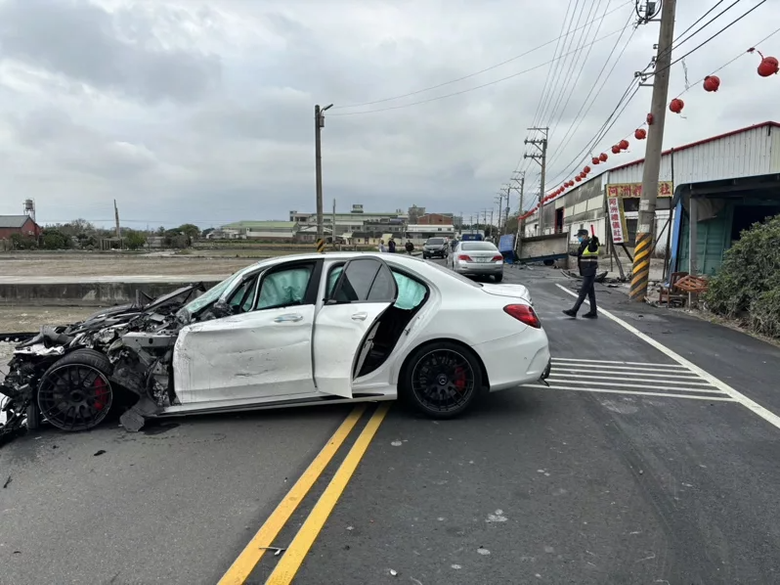 白賓超車失敗，撞路旁貨車，車頭全毀