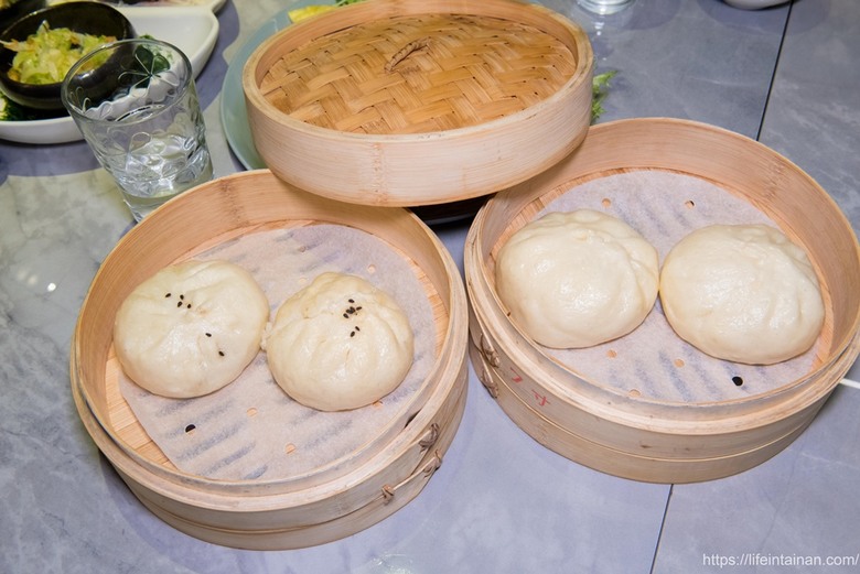 【臺南美食】清明期間限定4~6人份潤餅套餐(需預約),把烤鴨、烏魚子、海陸食材包進去,精緻型潤餅,還有平日外帶限定的外帶小鴨~玥圓坊潤餅三重奏 - 南人幫
