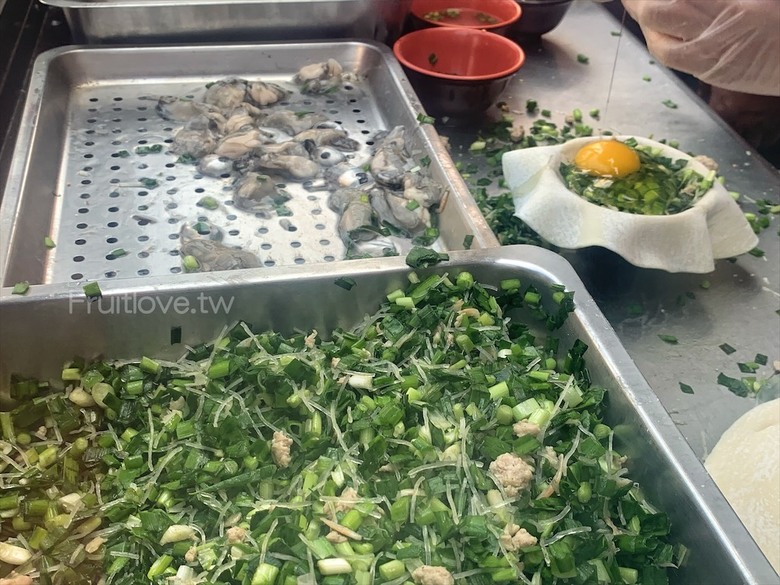點我看大圖 不能錯過的蚵仔包,外皮酥脆,內餡包滿,鮮蚵飽滿鮮甜
