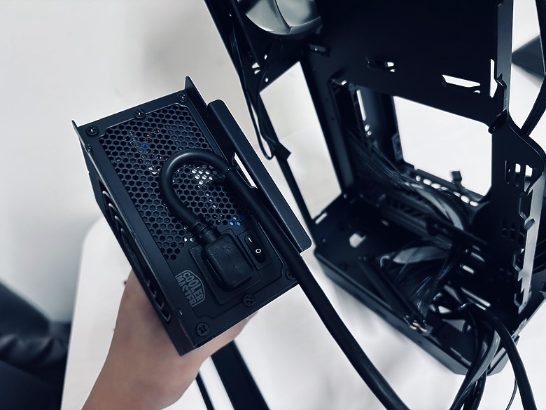 「立式高塔 itx 主機，賽博煙囪！」Cooler Master Ncore 100 Max 開箱分享～