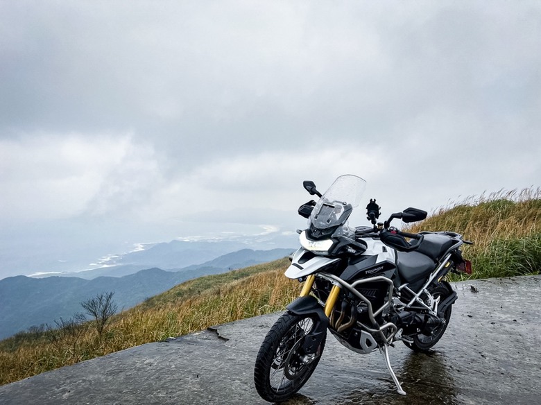 Triumph Tiger 1200 Rally Explorer寒流直上草山雷達站