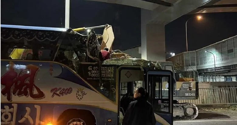重大意外，遊覽車撞涵洞被削頂，一死14傷