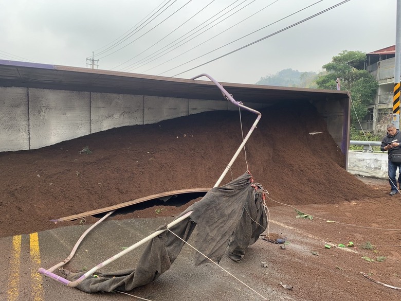 砂石車過彎翻覆，壓跨小客車，更新第二視角事發清楚影像
