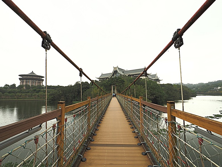 峨眉湖步道、細茅埔吊橋、富興老街、大自然文化世界、世界幸福咖啡總店-快樂咖啡坊，外掛關西一銀麵 — 浪漫臺三線之新竹峨眉湖半日行旅