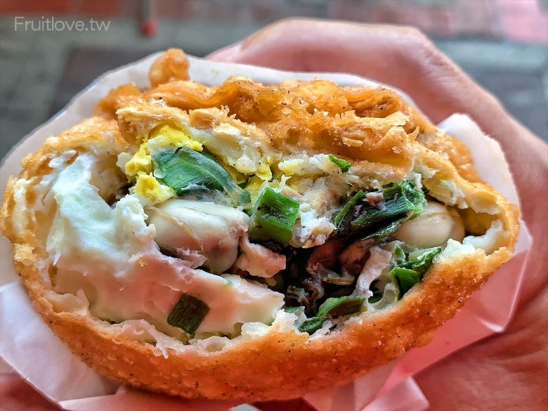 點我看大圖 不能錯過的蚵仔包,外皮酥脆,內餡包滿,鮮蚵飽滿鮮甜